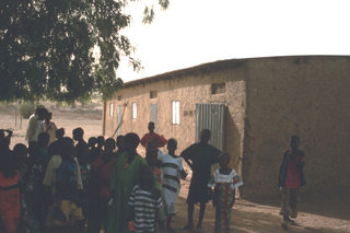 Ehemalige provisorische Lehmschule in Bambéla