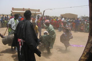 Tanzvorführungen vor dem Gesundheitszentrum