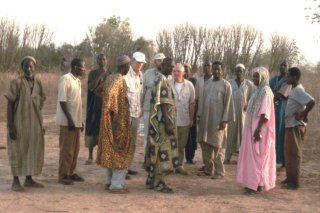 Die Dorfältesten und Gäste nach einer ersten Besprechung 2004