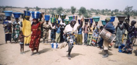 Frauen bei der Wasserlieferung für den Schulbau