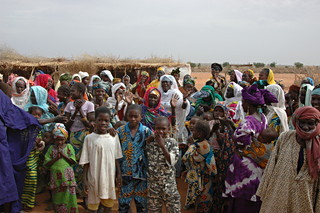 Empfang unserer Delegation 2008 durch viele Dorfbewohner (Kantine im Hintergrund)